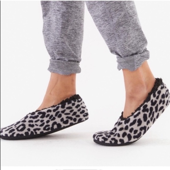 ISAAC MIZRAHI Sherpa Leopard Slippers - Picture 2 of 8